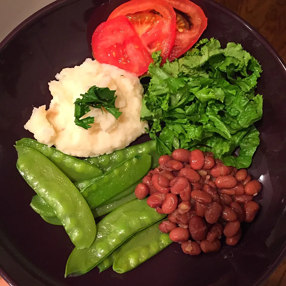 Mashed potato with brown beans, snap peas, lettuce and tomato|victoria valerioさん