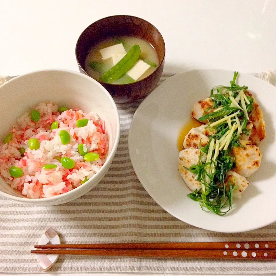 枝豆と小エビのご飯・鶏胸肉の塩麹漬け焼き香草かけ・お味噌汁(豆腐×絹さや)|Accaさん