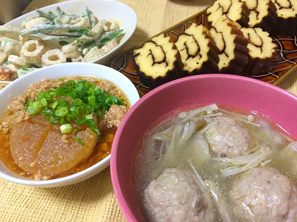 キノコたっぷり肉団子スープ。大根のそぼろ煮。伊達巻。オクラと竹輪の胡麻マヨポン和え。|Hiropanさん