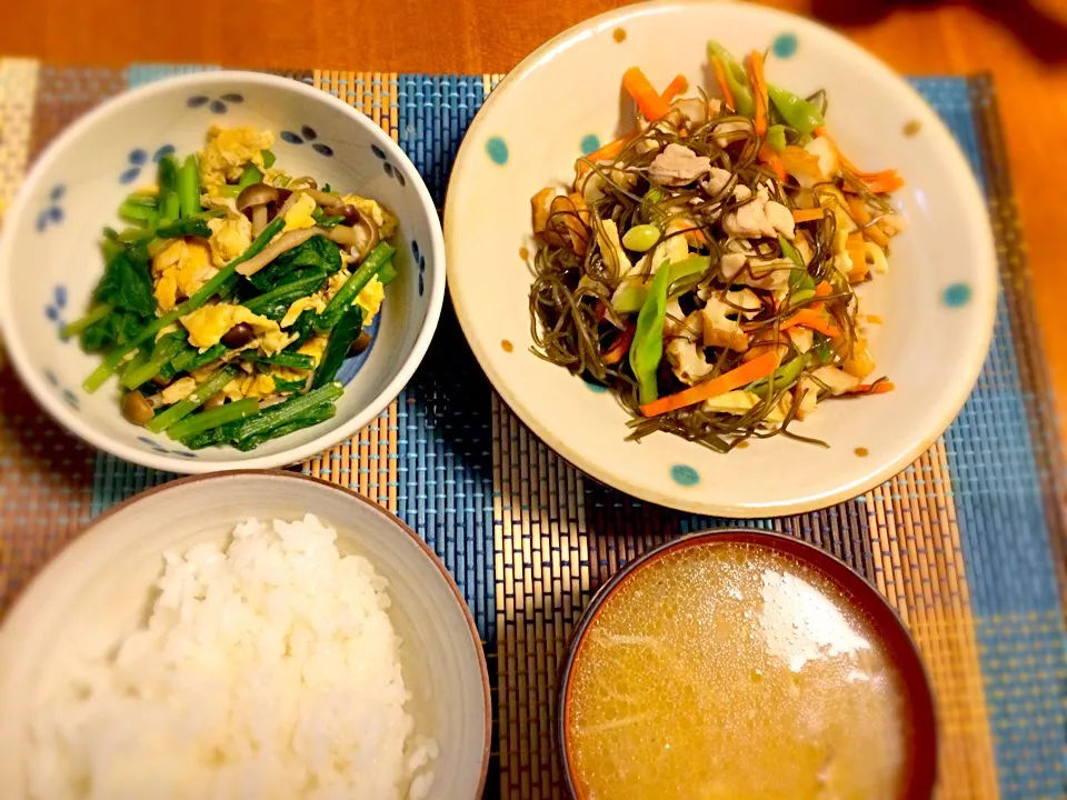 切り昆布の煮物、小松菜の卵炒め、バターたっぷりキノコの味噌スープ|あんなさん