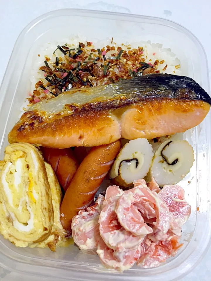 鮭弁当🍱💓ちくわのりチーズ、厚焼き玉子、明太魚肉マヨ和え、ソーセージ(*^^*)|湊叶ママさん