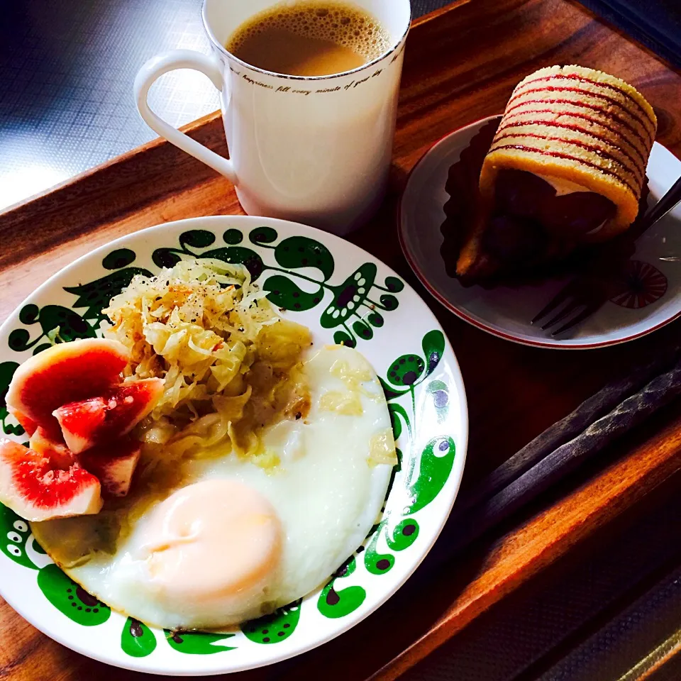 ヴァンダンジュ、目玉焼き・キャベツソテー＆イチジク、コーヒー|charさん