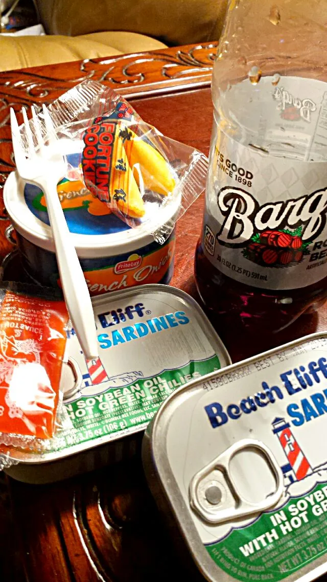 Snapdishの料理写真:I Got The Morning Munchies 😋😋😋My Snacks ✅👄✅ Canned Sardines in Soybean Oil With 🔥 Hot Green Chilies 🔥 with 🍪 Saltine Crackers 🍪 #Snack/Teatime 😋 💯 😋 Washing It |Alisha GodsglamGirl Matthewsさん