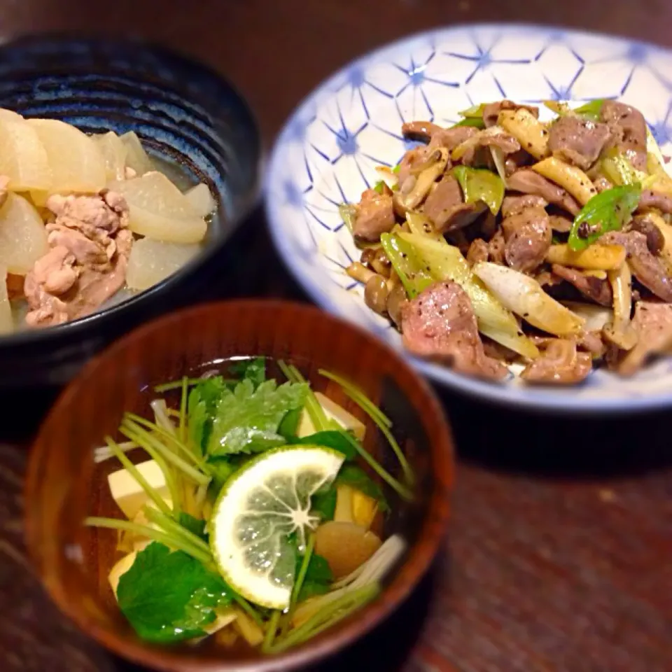 今日の晩御飯♪  砂肝のバター醬油炒め      鶏肉と大根の煮物   キノコのお吸い物|miiiーna"さん