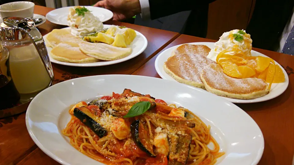 茄子とモッツァレラのトマトソースパスタとパンケーキ @ 大阪 なんばダイニングメゾン アハアイナ|meguromenさん