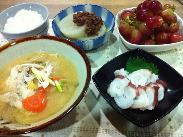 鱈のアラ汁・タコ刺身・ふろふき大根牛肉しぐれ煮のせ・ぶどう|まーままさん