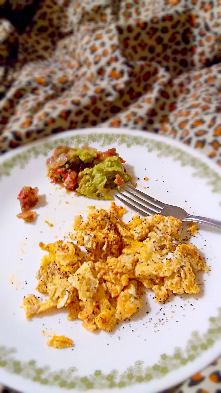 scrambled eggs with salsa and guacamole😋|Jessica Cさん