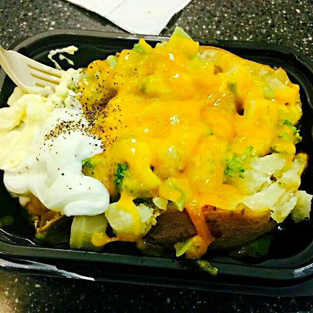 Snapdishの料理写真:👄😋👄  Broccoli & Cheese Baked Potato #Vegetable #Hot #Fresh #Tasty Thanks Wendy's in Zachary Louisiana  👄😋👄 #FastFood|Alisha GodsglamGirl Matthewsさん