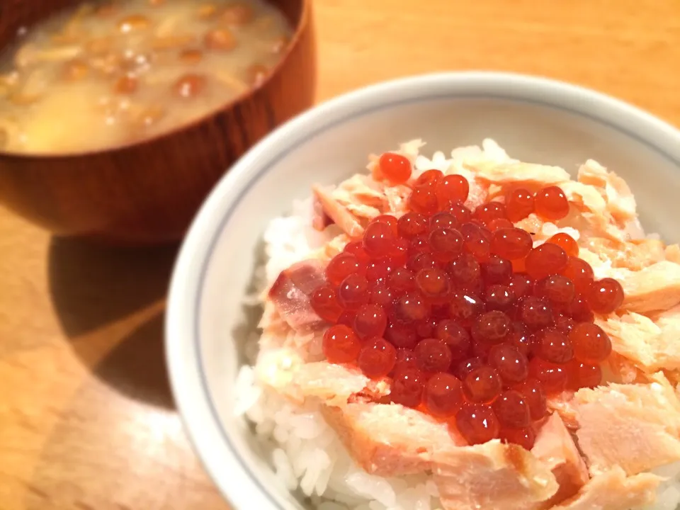 Snapdishの料理写真:今季2度目の自家製いくらと鮭の山漬け焼きほぐしで親子丼💛|doc3387さん