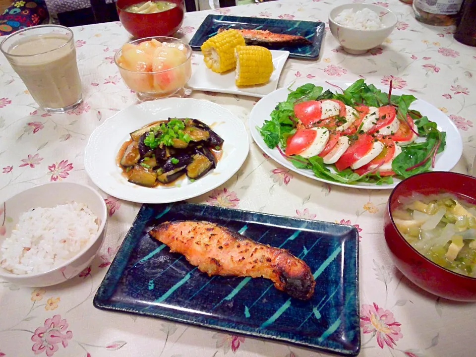 鮭、茄子の味噌炒め、トマトとモッツァレラチーズのカプレーゼ🍅|♥️さん