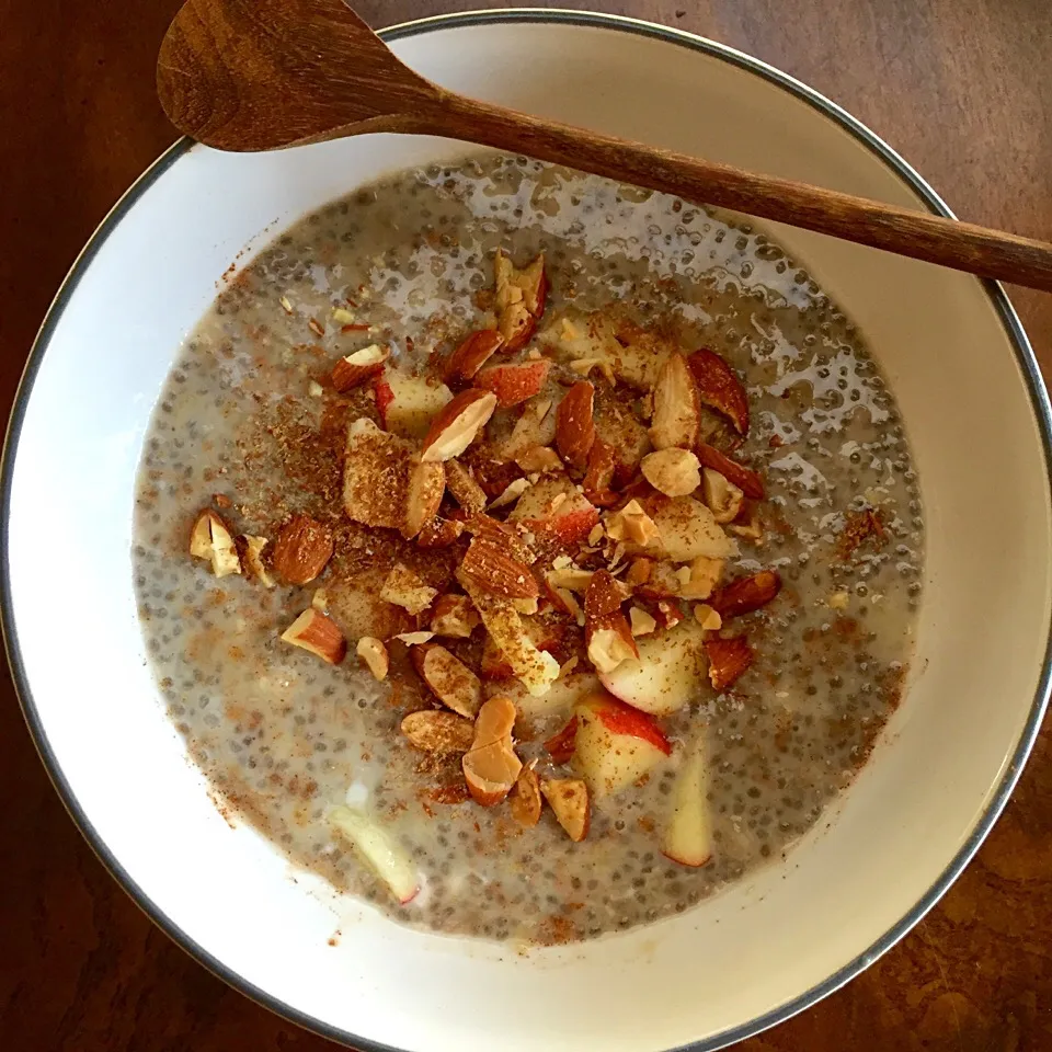 Snapdishの料理写真:Chia seed pudding with almonds, flax seeds and Apple|victoria valerioさん