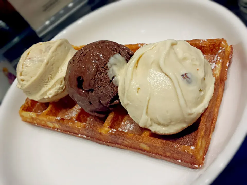 triple scoops gelato waffle #gelato #saltedcaramel #rumnraisin #darkchocolate #waffle|Yvonne C.さん