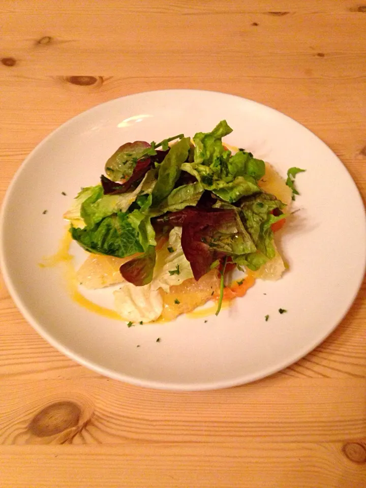 Smoked salmon and grapefruit with a mixed leaf salad.|emmaさん