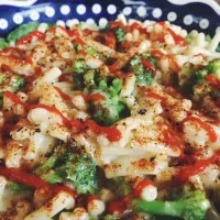 Semi-homemade Earth Balance Mac and "Cheese" with Organic Broccoli, Hungarian Sweet Paprika, and Sriracha.|Anneさん