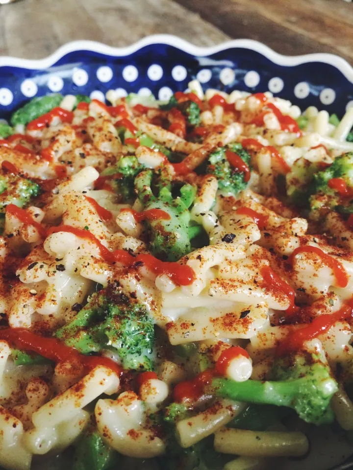 Semi-homemade Earth Balance Mac and "Cheese" with Organic Broccoli, Hungarian Sweet Paprika, and Sriracha.|Anneさん