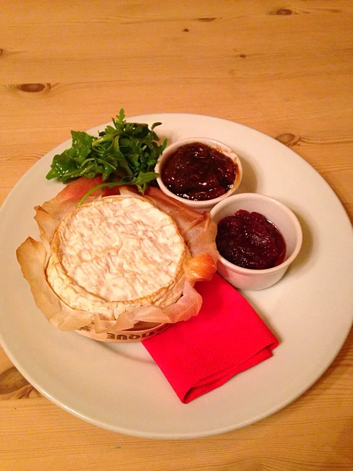 Baked Camembert with warm bread and chutney.|emmaさん