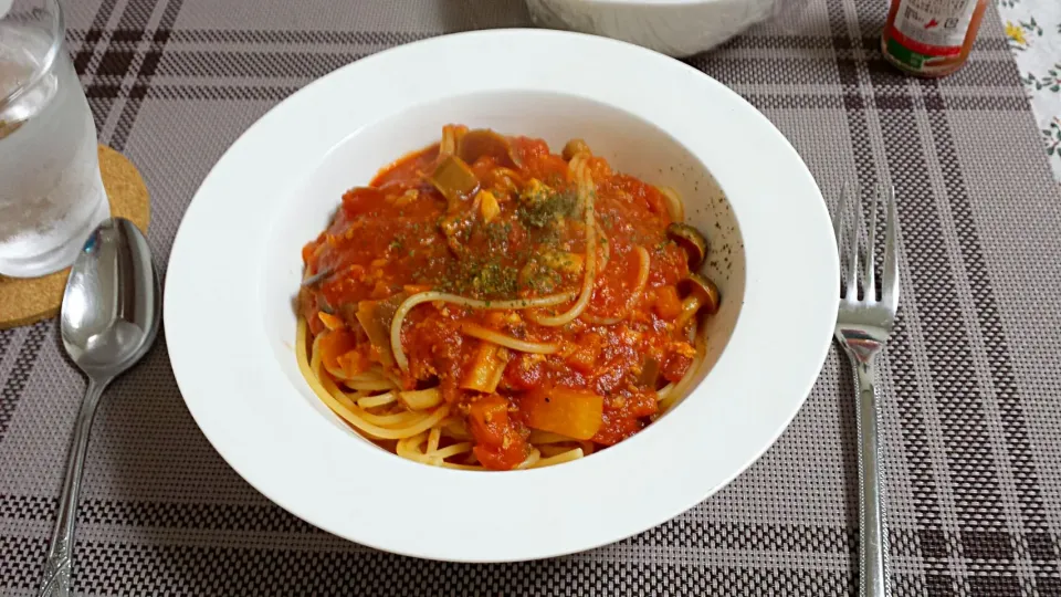 Snapdishの料理写真:秋刀魚となす、しめじのトマト🍅ソーススパゲッティ🍝|三宅章人  Akihito Miyakeさん