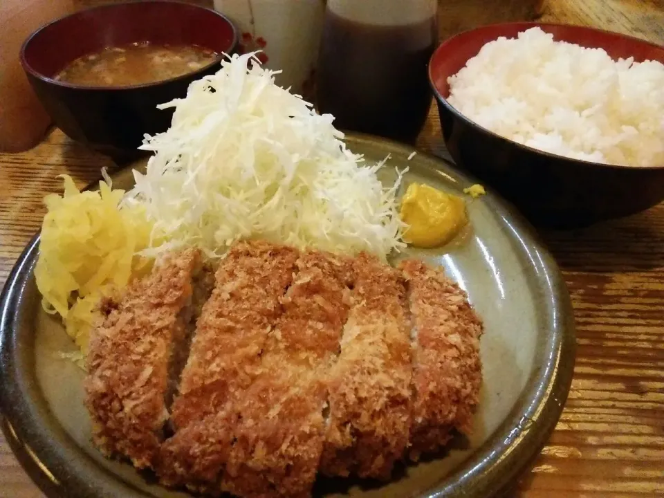 ランチに、おさむ のメンチカツ定食、750円。|東京ライオンズさん