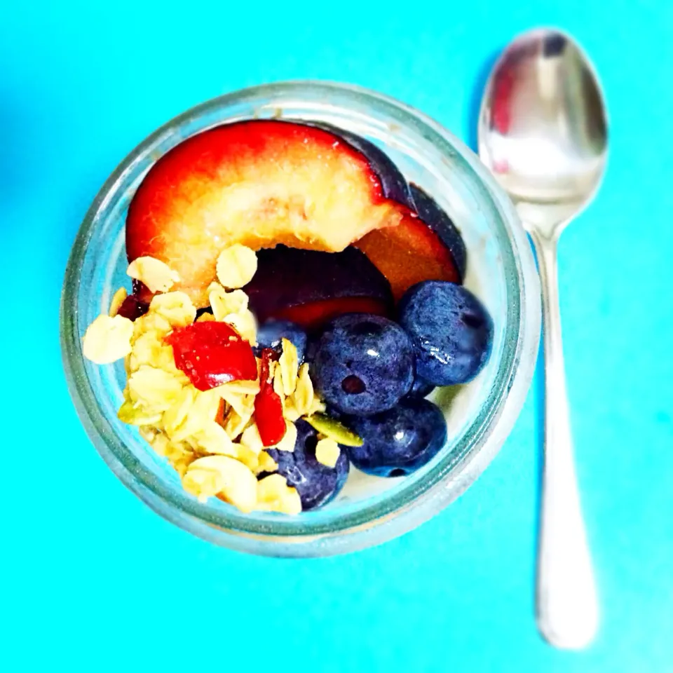 Overnight oats topped with plums, blueberries and home made granola|coxiella24さん