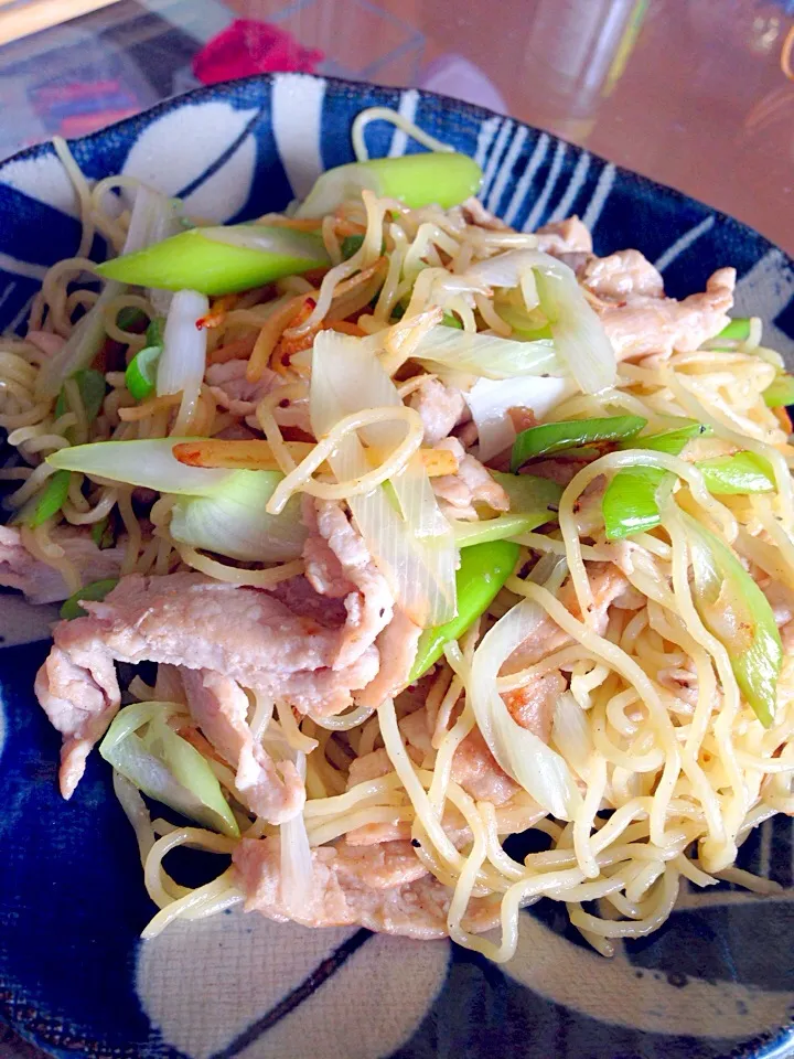 ネギと生姜の焼きそばにお肉足しちゃいました|たけのこジョニーさん