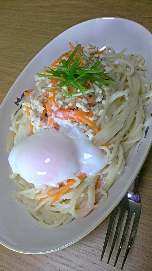 鶏ひき肉にんじんカッテージチーズの白みそスパゲティ 温泉卵のせ|みあこさん