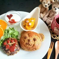 Snapdishの料理写真:ロールパンでダッフィー|みぃさん