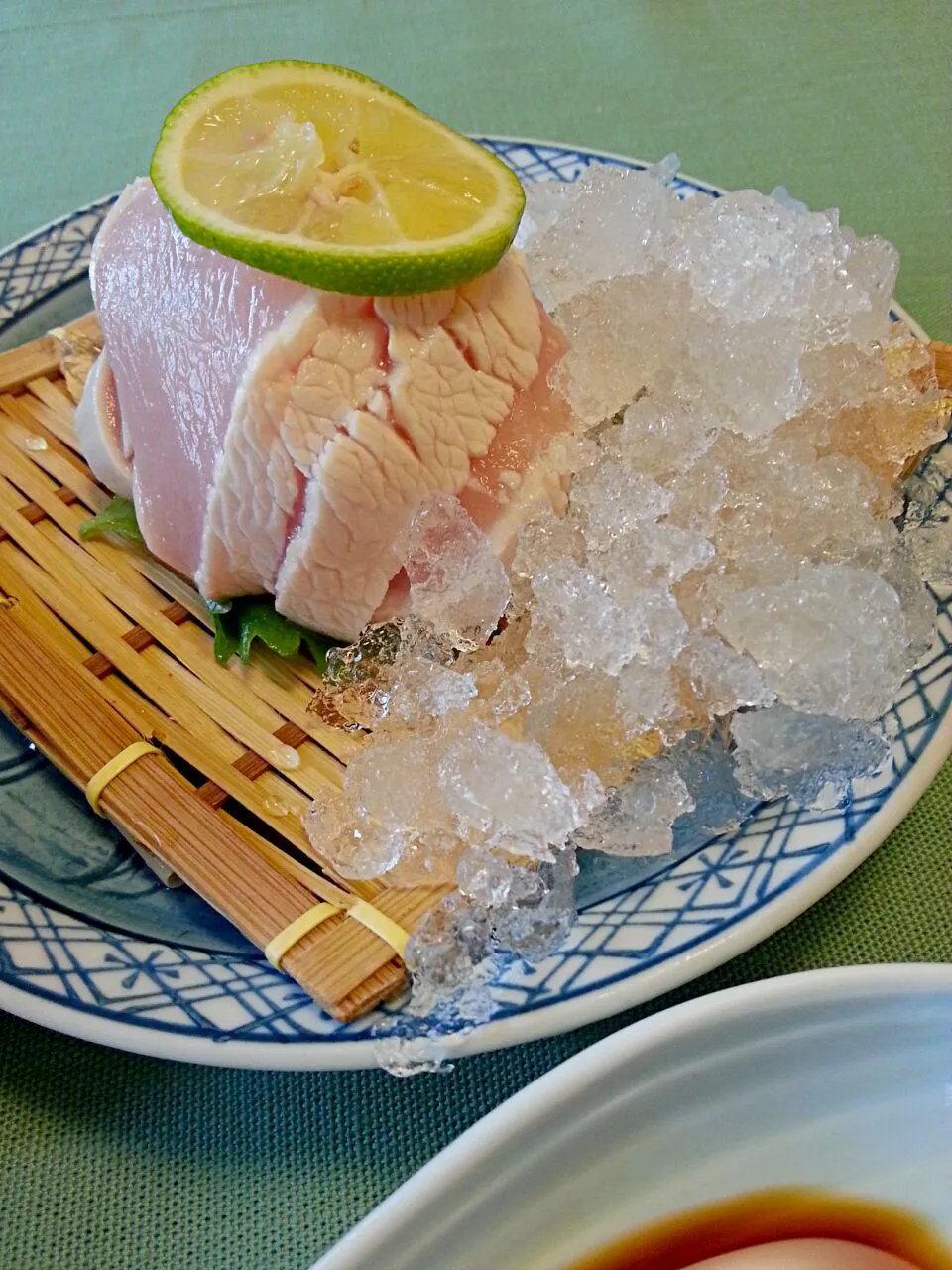 Snapdishの料理写真:お友達とごはん   鶏料理のお店    鶏たたき|ふりるさん