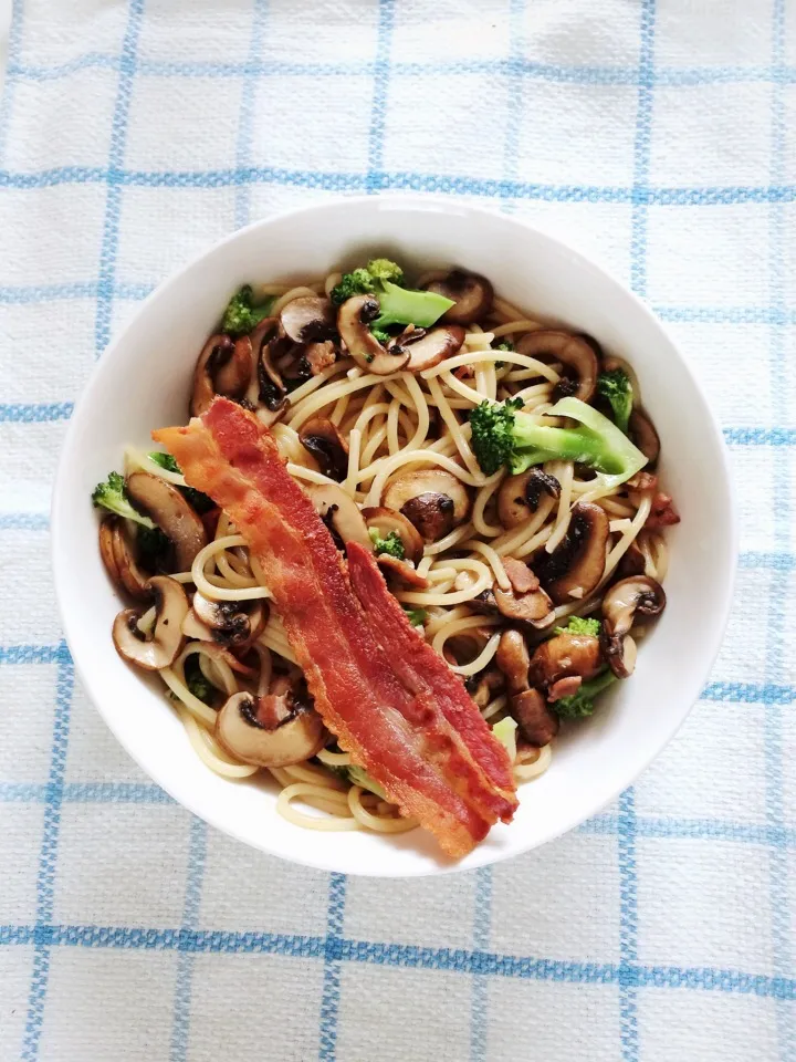 Mushroom & broccoli spaghetti with crispy bacon|12Dragonさん