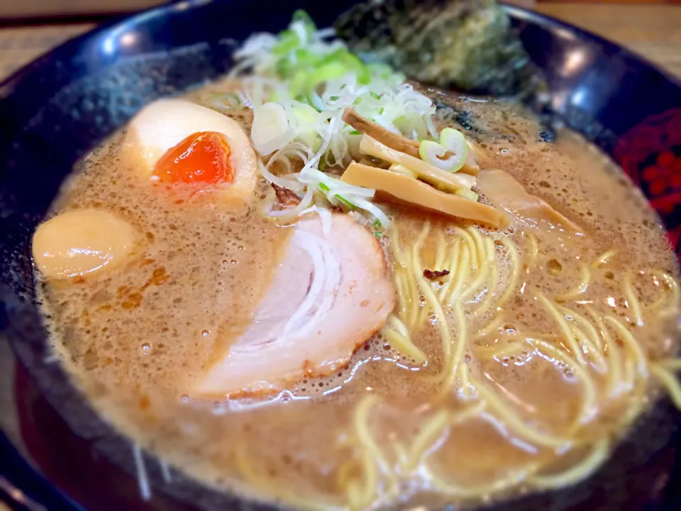 Snapdishの料理写真:金澤 神仙 池袋店の味玉ラーメン|kimiakiさん