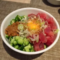 Snapdishの料理写真:バクダン丼！マグロおくら納豆ネギ卵黄|ぎょいさん