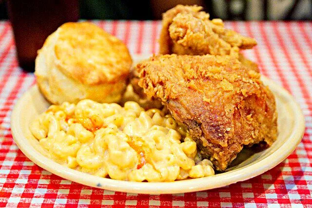 My Favorite #ComfortFood 2pc Fried Chicken 🍗 🍗 🍗  with a side of Macaroni & Cheese 😊 Top it off Fresh Buttermilk Biscuit 😆👍😆 #chicken|Alisha GodsglamGirl Matthewsさん