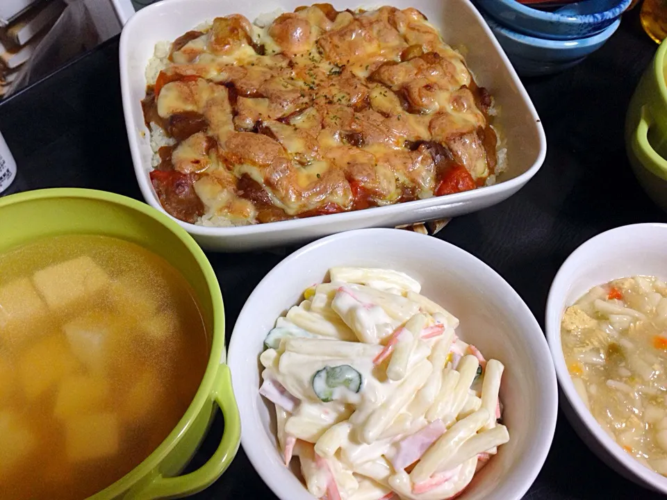 今日の晩ご飯は、カレードリア、豆腐とハムのコンソメスープ、マカロニサラダ。|ゆえさん