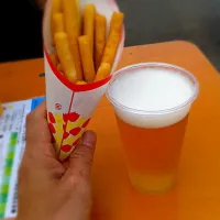 Snapdishの料理写真:東京競馬場内ビアフェスで、ピルスナーとオランダ生まれのラススーパーフライポテト(^-^)/|naokiさん