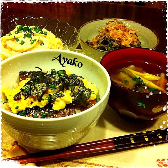 さんまの蒲焼き丼、茄子と茗荷のお味噌汁、蓮根の明太マヨあえ、モロヘイヤのおひたし|亜矢子さん