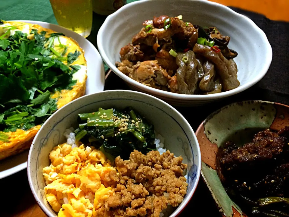 鶏そぼろで三色丼、手羽元とこんにゃくの煮物、厚揚げと三つ葉の和風オムレツ、揚げレバー佃煮風|ぷっくりんこ💙さん