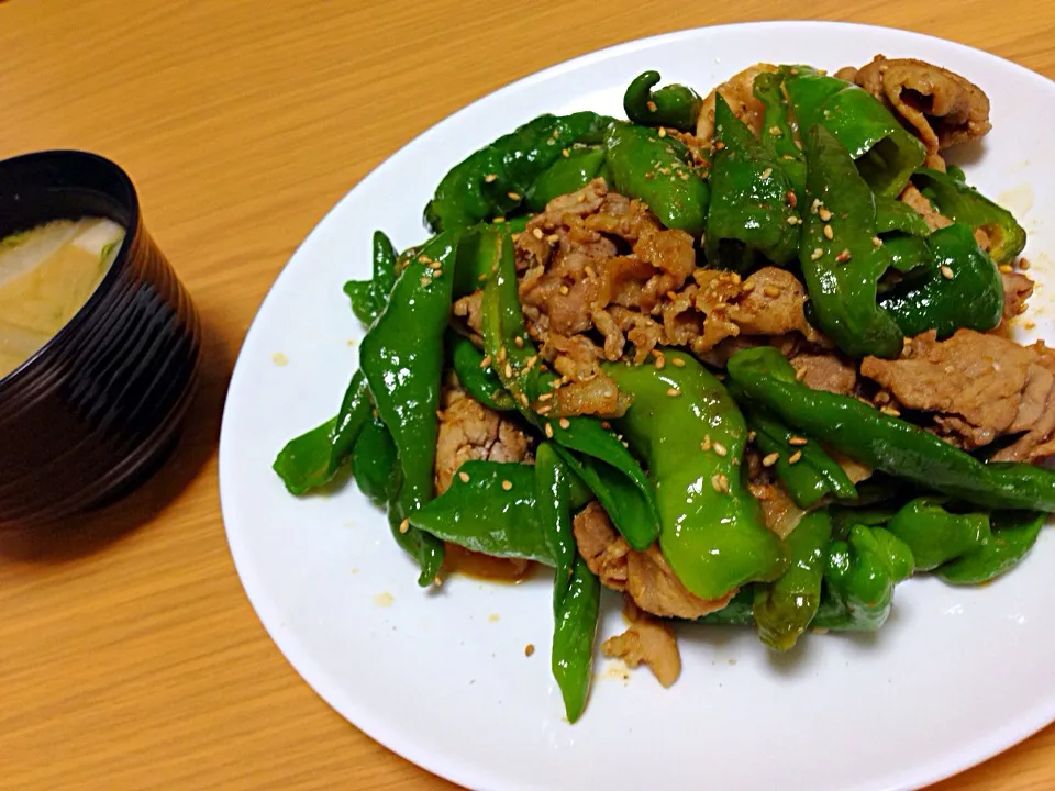 10/11晩ご飯(万願寺唐辛子と豚肉の炒め、大根の味噌汁)|みほさん