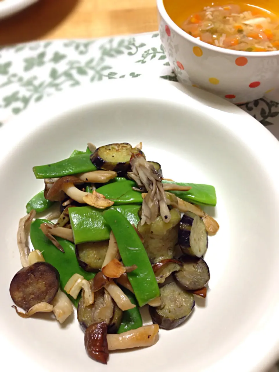 Snapdishの料理写真:茄子とインゲンの炒め物 と 生姜スープ|こいちさん