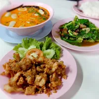 - Tom Yum Kung
- Fried sliced pork with garlic
- Crispy Pork with Kale|Romchalee Treetodさん