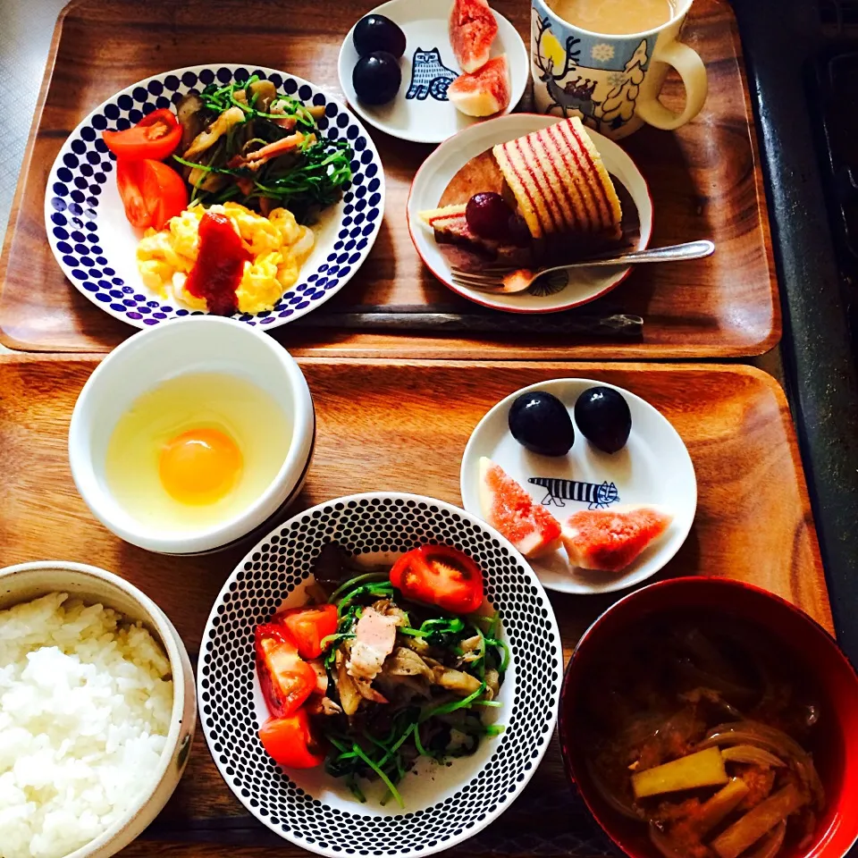 卵かけご飯、豆苗炒め＆プチトマト、お味噌汁、イチジク＆ブドウ／ヴァンダンジュ、スクランブルエッグ・豆苗炒め＆プチトマト、イチジク＆ブドウ、コーヒー|charさん