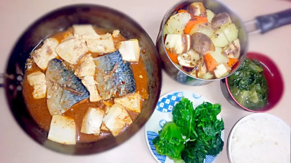 サバの味噌煮豆腐入り
根菜類のアヒージョ
ほうれん草のお浸し
レタスのスープ|時雨さん