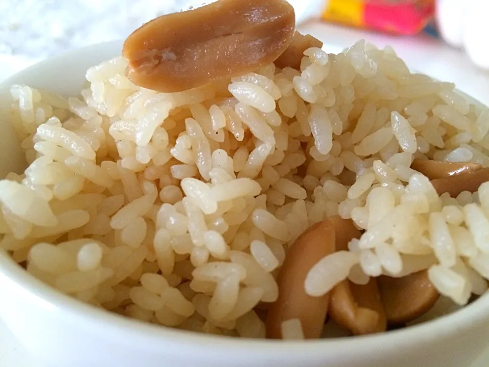 実験！殻付き落花生で落花生ごはん 製菓の殻付き落花生でokでした。落花生がホクホクで美味しい！|佐野未起さん