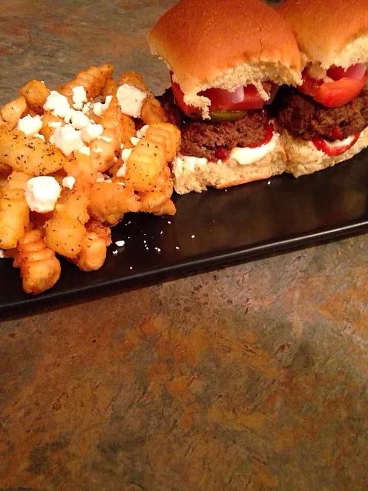 Sliders w/ tossed basil butter fries topped w/ crumbled feta|jamesさん