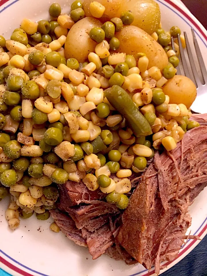 Crockpot beef rump roast, corn, green beans, peas, pearl onions, and Yukon gold potatoes.|Paula Johnstonさん