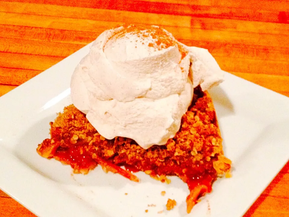 Snapdishの料理写真:Apple pie with crisp crust and homemade cinnamon ice cream|Michele Fortunatiさん