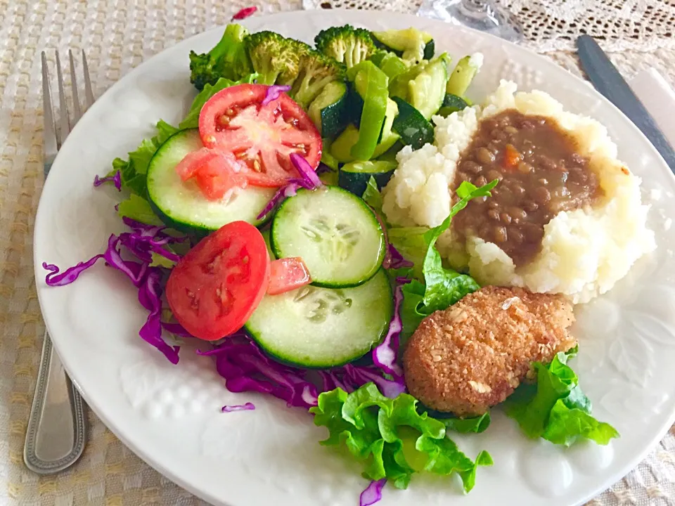 Salad, vegan breaded chicken, mashed potato, mashed potatoes with lentils, and brocolli and legumes|victoria valerioさん