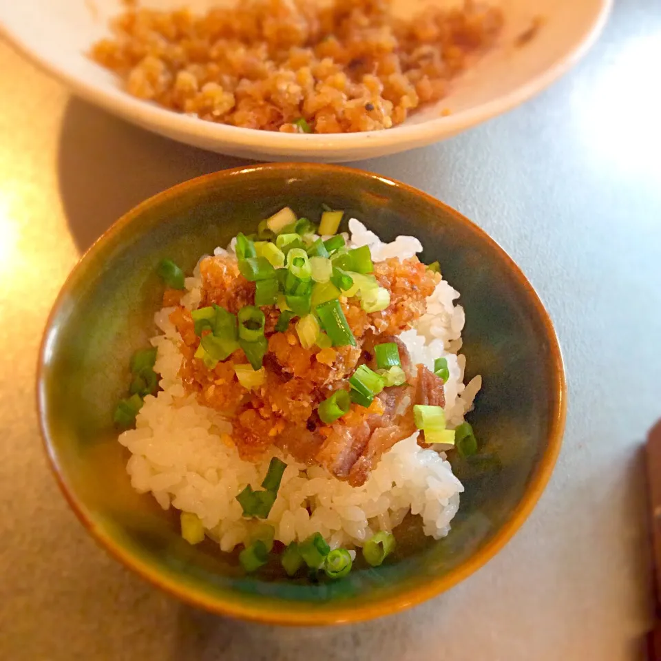 Snapdishの料理写真:熱々のご飯に豚味噌をのせて。これが正しい食べ方なのかな。|honeyhunterさん