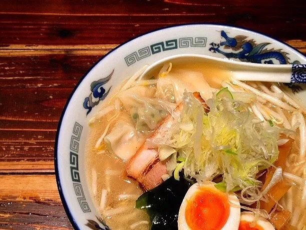 Snapdishの料理写真:男旭山 えび塩ワンタンメン
旭川ラーメンを食べに旭川ラーメン屋に行ったのに食券機前で忘れて期間限定をポチっと 旭川ラーメンを食べに行ったのに…|Yogiさん