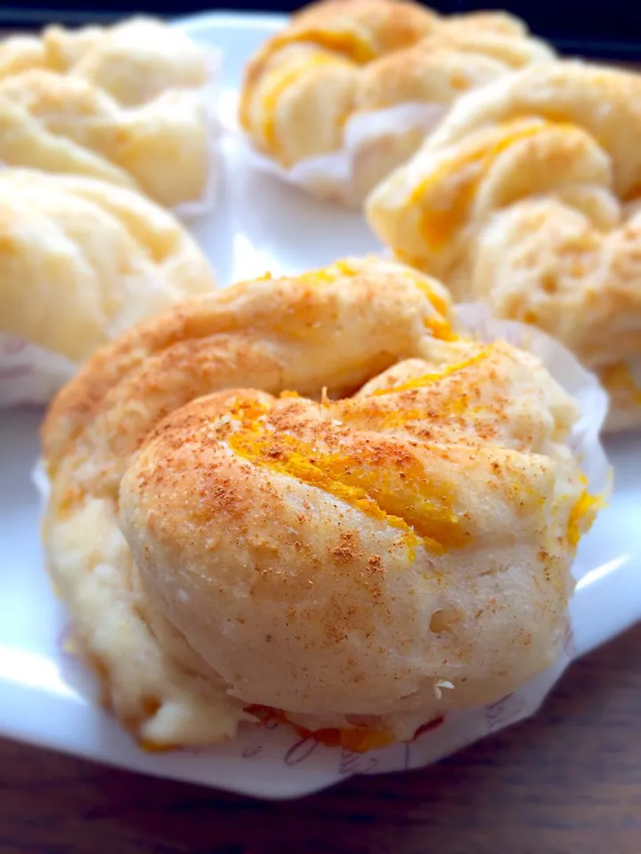 焼けたよー❗️カボチャの捻じりパン🎃 ご飯入りのオーバーナイトで  生地やわやわ💦|はやちんさん