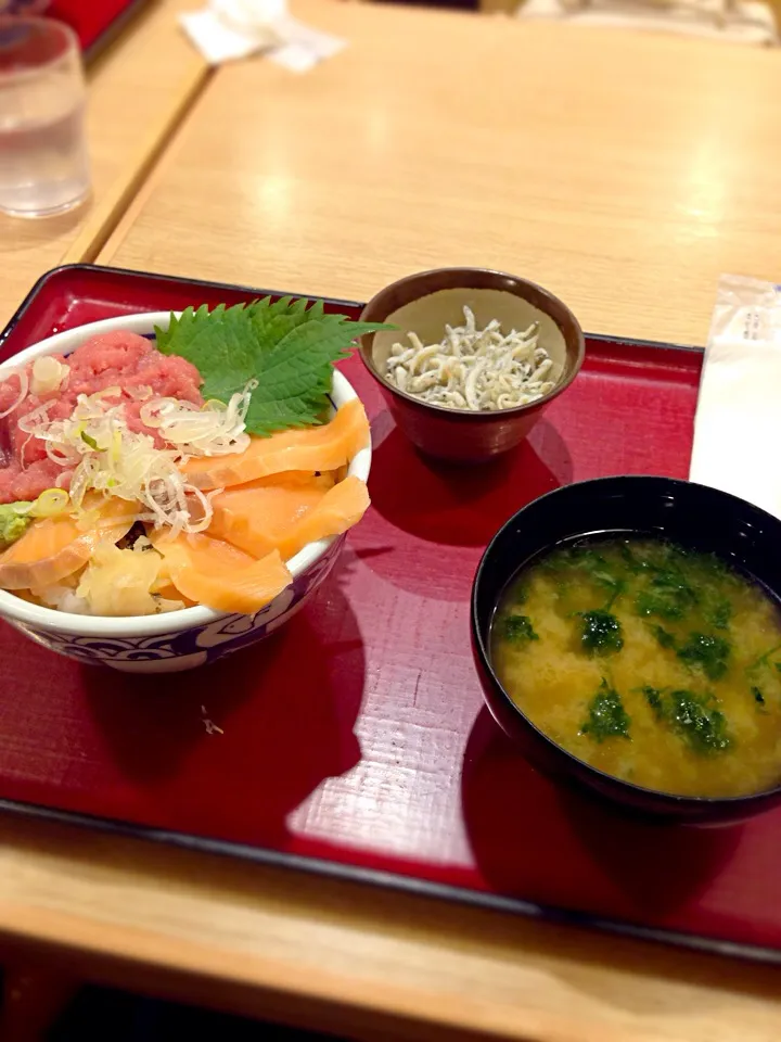 Snapdishの料理写真:サーモンネギトロ丼|ま。さん