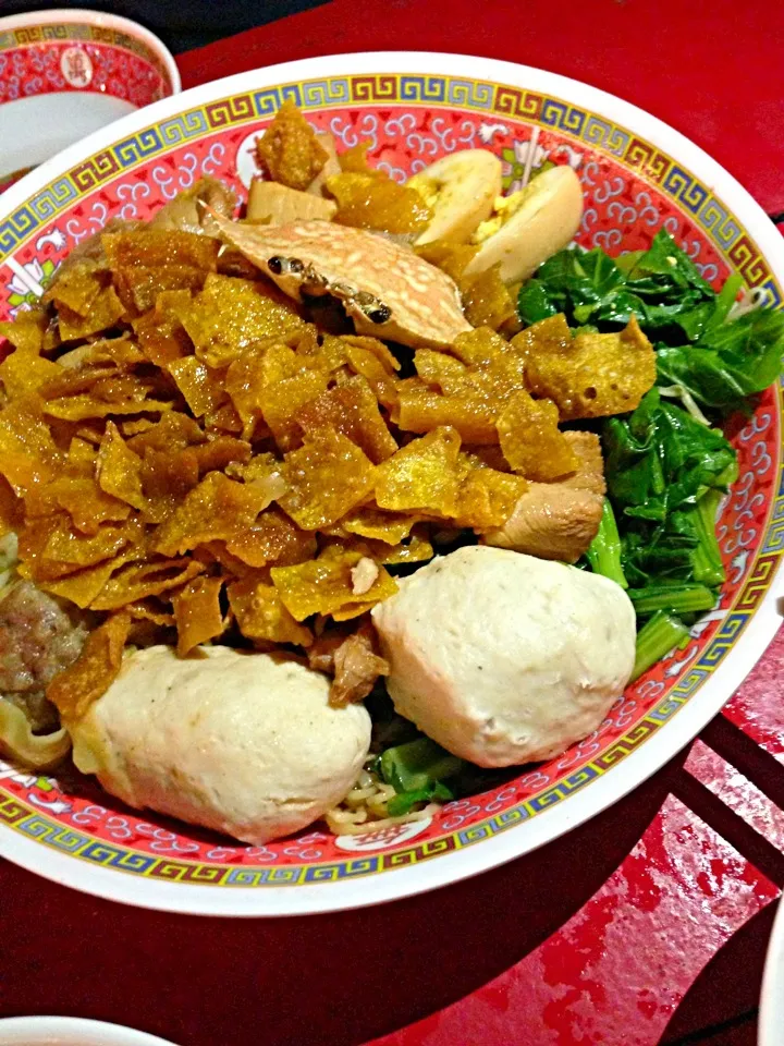 Giant egg noodle with lot of toppings|PhUnGさん